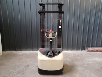 Stacker com condutor a pé Crown WF3000-1.0FT