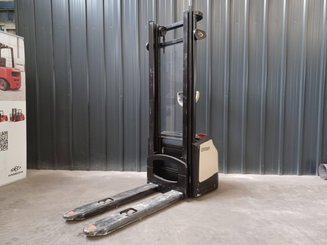 Stacker com condutor a pé Crown WF3000-1.0FT