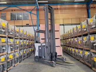 Empilhador retráctil UniCarriers UHD-200-DTFVXF-955