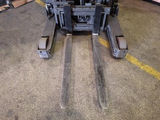Empilhador retráctil UniCarriers UHD-200-DTFVXF-955