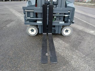Empilhador multidireccional Combilift CBE3000 - 7