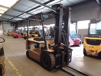 Empilhador de contrapeso 4 rodas Caterpillar EP35K