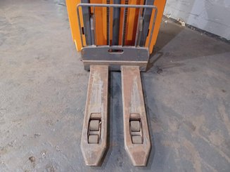 Stacker com condutor a pé OMG 720K