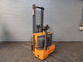 Stacker com condutor a pé OMG 720K