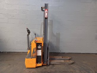 Stacker com condutor a pé OMG 720K