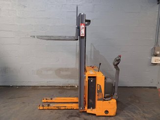 Stacker com condutor a pé OMG 720K