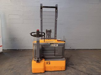 Stacker com condutor a pé OMG 720K