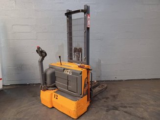 Stacker com condutor a pé OMG 720K