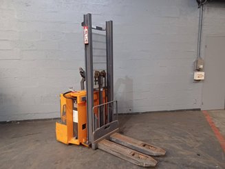 Stacker com condutor a pé OMG 720K