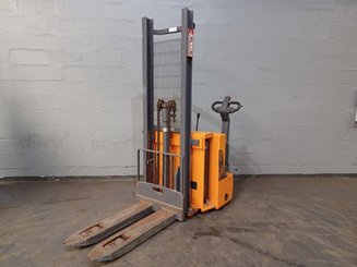 Stacker com condutor a pé OMG 720K