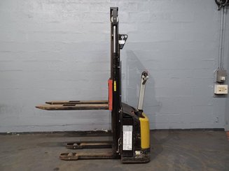Stacker com condutor a pé Caterpillar NSP12N
