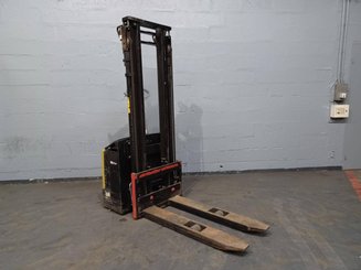 Stacker com condutor a pé Caterpillar NSP12N