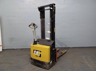 Stacker com condutor a pé Caterpillar NSP12N
