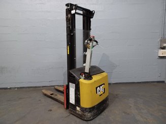 Stacker com condutor a pé Caterpillar NSP12N