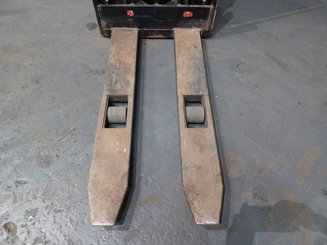 Stacker com condutor a pé Caterpillar NSP12N