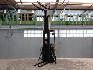 Stacker com condutor transportado Caterpillar NSR16N