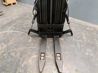 Stacker com condutor transportado Caterpillar NSR16N