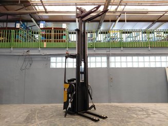 Stacker com condutor transportado Caterpillar NSR16N