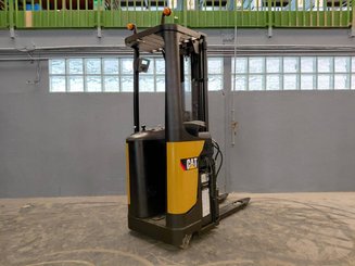 Stacker com condutor transportado Caterpillar NSR16N