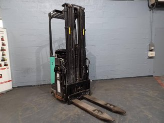 Stacker com condutor transportado Caterpillar NSR16N