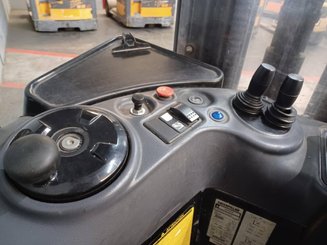 Stacker com condutor transportado Caterpillar NSR16N