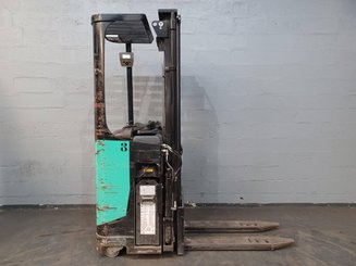 Stacker com condutor transportado Caterpillar NSR16N