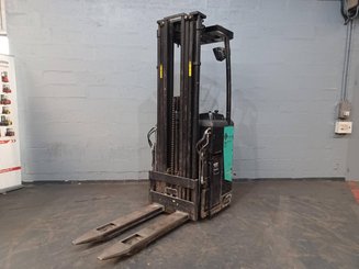 Stacker com condutor transportado Caterpillar NSR16N