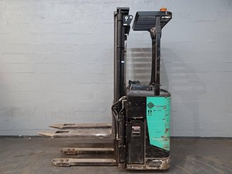Stacker com condutor transportado Caterpillar NSR16N