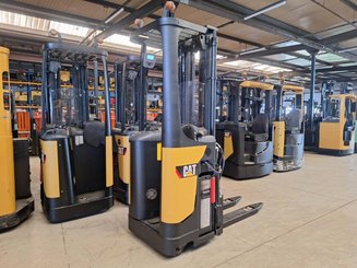 Stacker com condutor transportado Caterpillar NSR16N