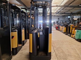 Stacker com condutor transportado Caterpillar NSR16N