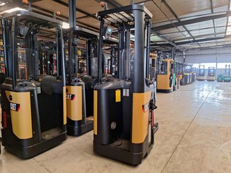 Stacker com condutor transportado Caterpillar NSR16N