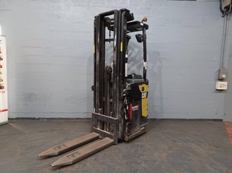 Stacker com condutor transportado Caterpillar NSR20N