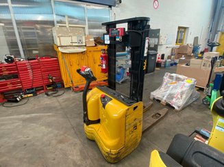Stacker com condutor a pé Yale Gerbeur accompagnant avec pesage Ravas