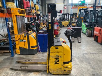 Stacker com condutor a pé Yale Gerbeur accompagnant avec pesage Ravas