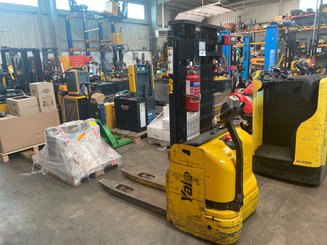 Stacker com condutor a pé Yale Gerbeur accompagnant avec pesage Ravas
