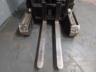 Empilhador retráctil Caterpillar NR16N