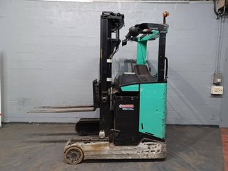 Empilhador retráctil Caterpillar NR16N