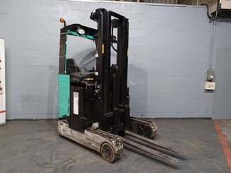Empilhador retráctil Caterpillar NR16N
