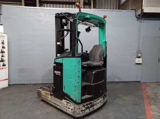 Empilhador retráctil Caterpillar NR16N