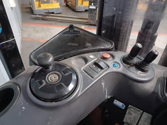 Stacker com condutor transportado Caterpillar NSR16N
