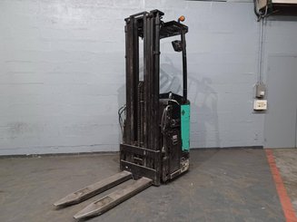 Stacker com condutor transportado Caterpillar NSR16N