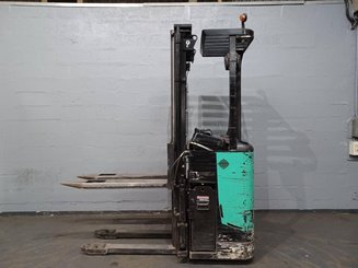 Stacker com condutor transportado Caterpillar NSR16N