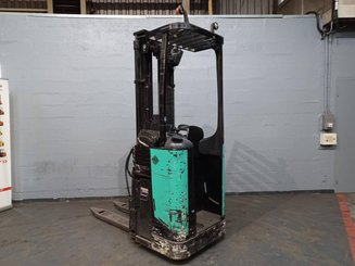 Stacker com condutor transportado Caterpillar NSR16N