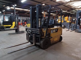 Empilhador de contrapeso 4 rodas Caterpillar EP25K-PAC