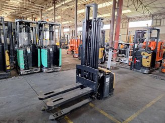 Stacker com condutor a pé Caterpillar NSP16NI