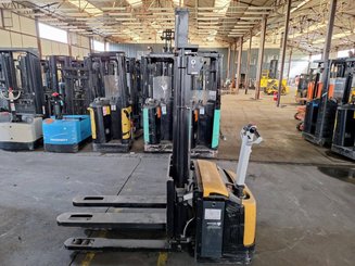 Stacker com condutor a pé Caterpillar NSP16NI