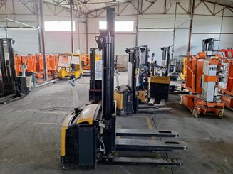 Stacker com condutor a pé Caterpillar NSP16NI
