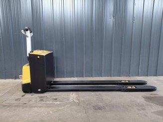 Porta-paletes eléctrico com condutor a pé Caterpillar NPP20N2