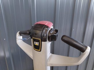 Porta-paletes eléctrico com condutor a pé Caterpillar NPP20N2