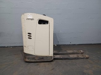 Porta-paletes eléctrico com condutor transportado Crown RT4020-2.0